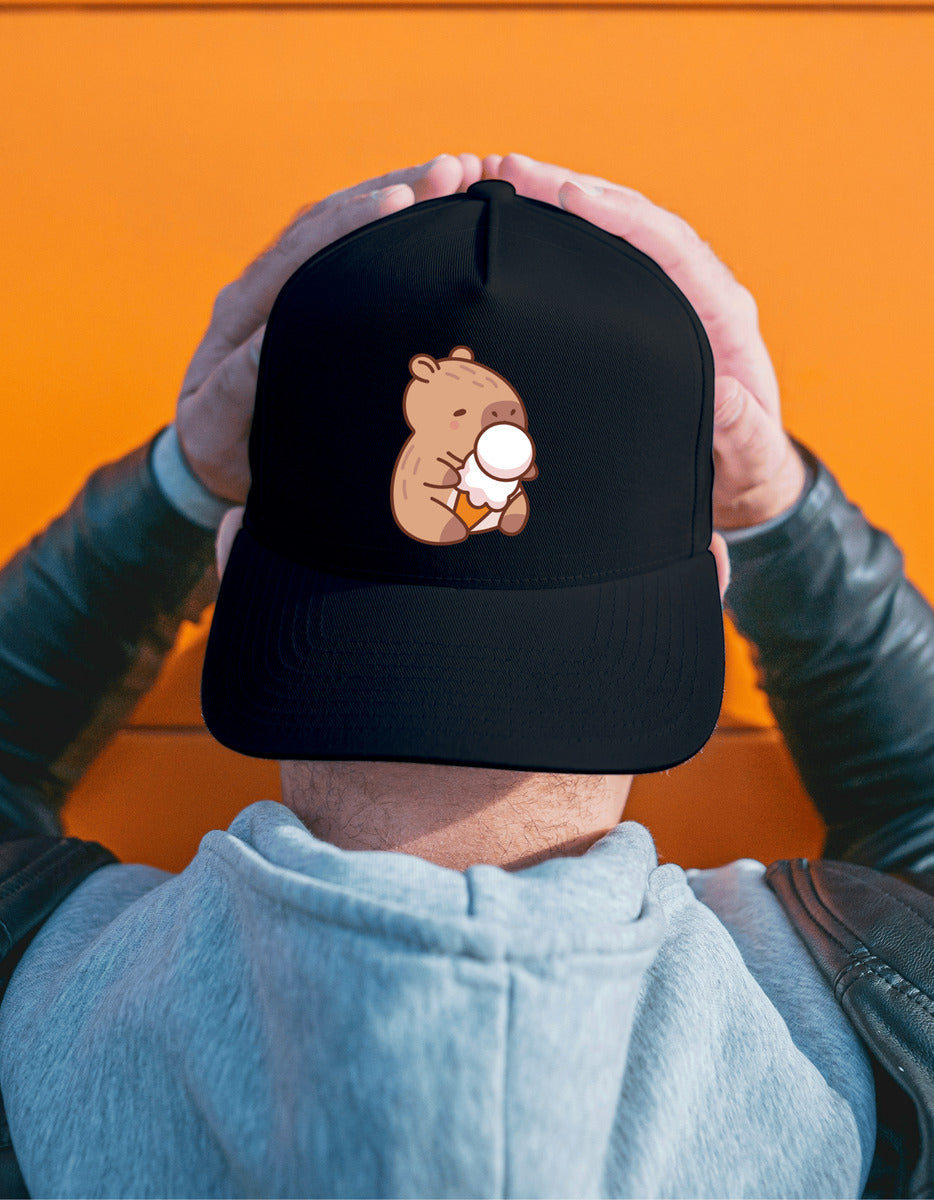 Gorra Negra Tipo Baseball – Capibara con Helado | Accesorios Unisex