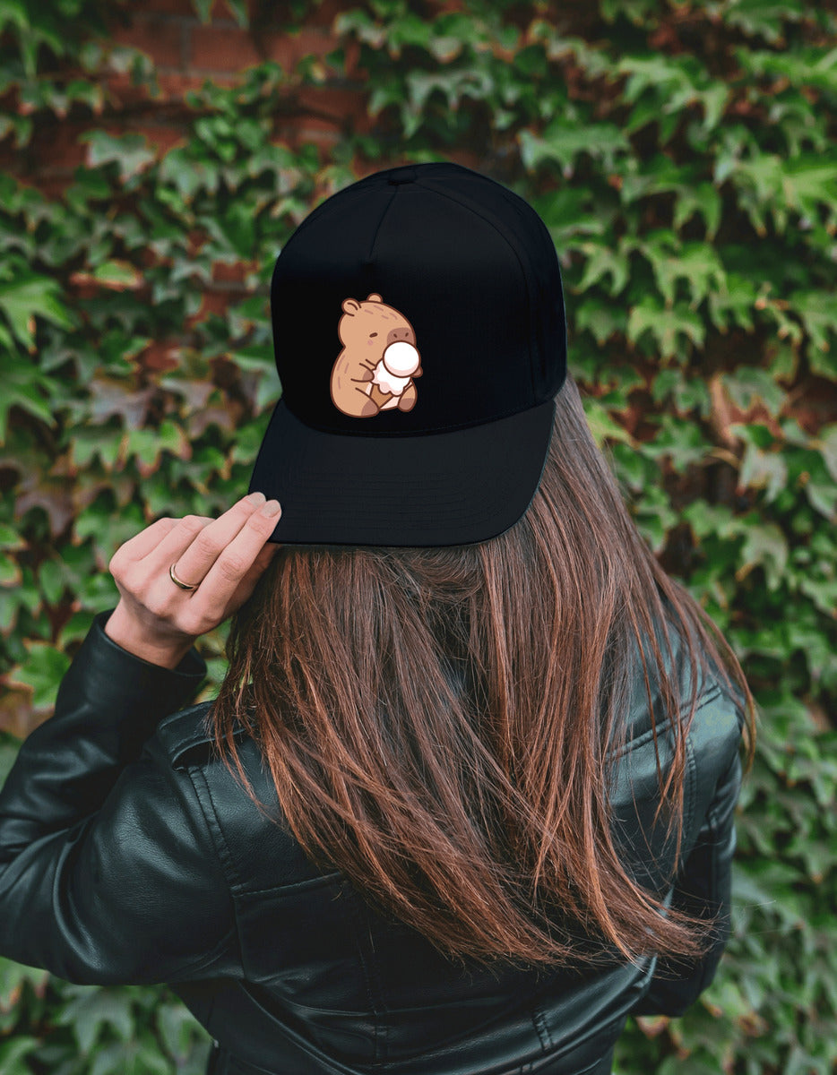 Gorra Negra Tipo Baseball – Capibara con Helado | Accesorios Unisex