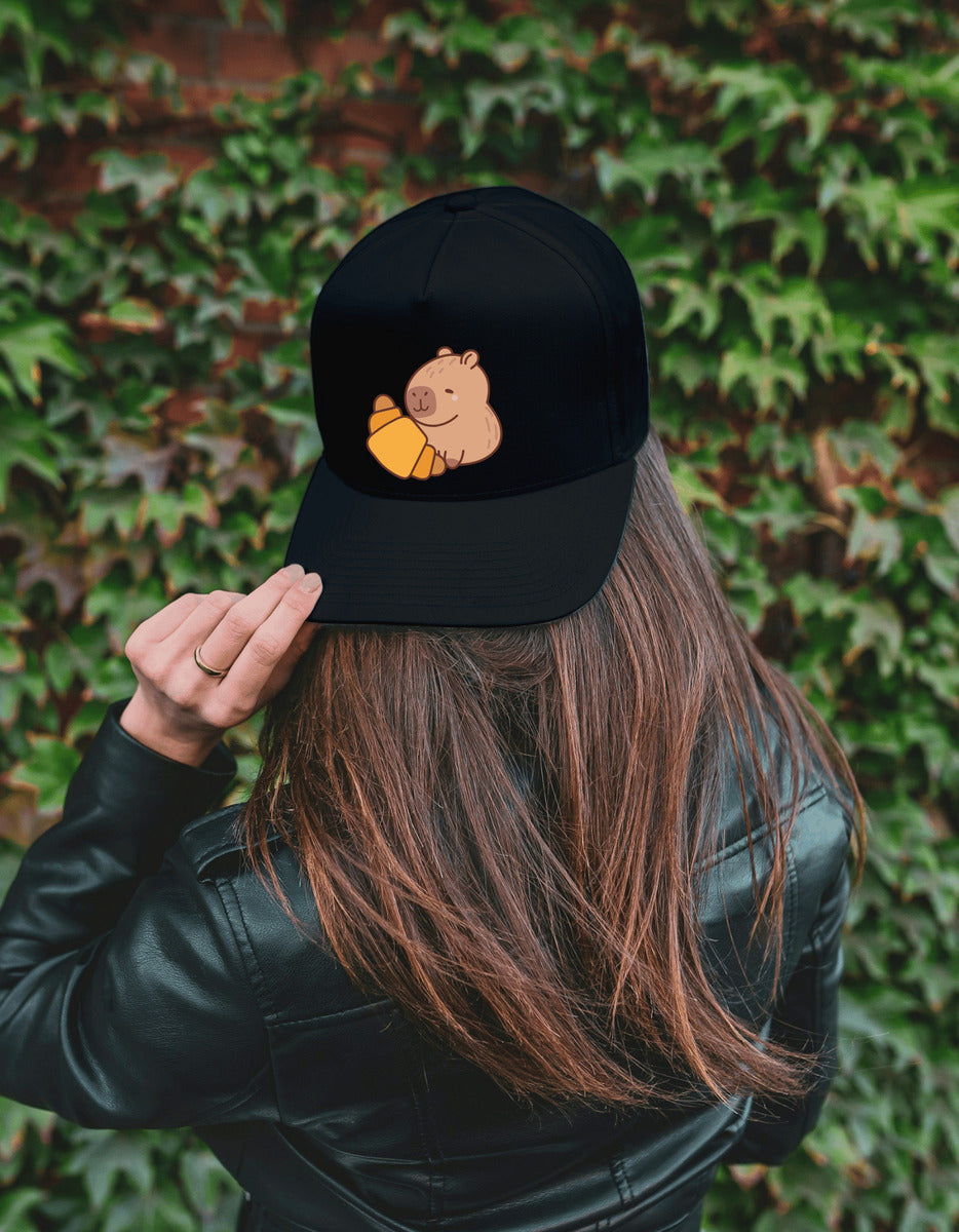 Gorra Negra Tipo Baseball – Capibara con Cuernito | Accesorios Unisex