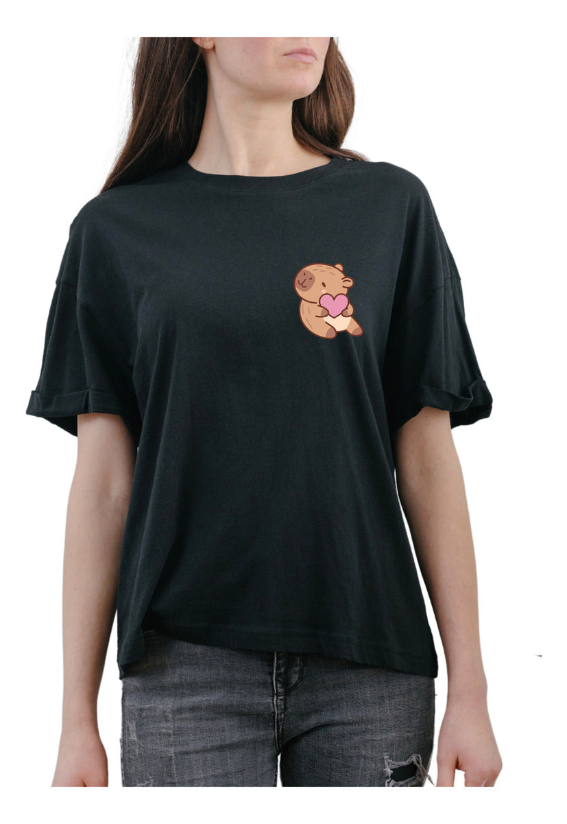 Playera Negra Mujer – Capibara con Corazón | Minimalismo Urbano