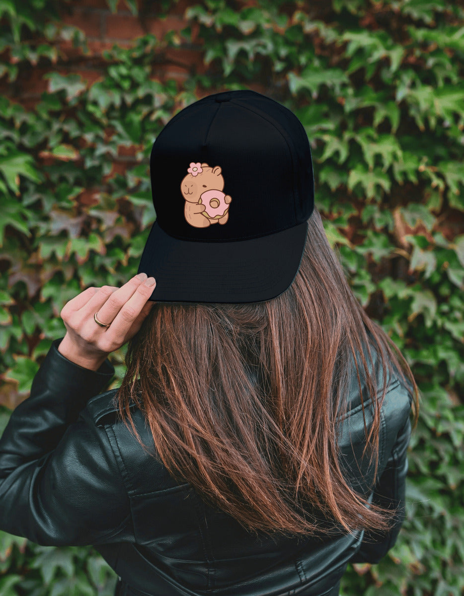 Gorra Negra Tipo Baseball – Capibara con Dona | Accesorios Unisex