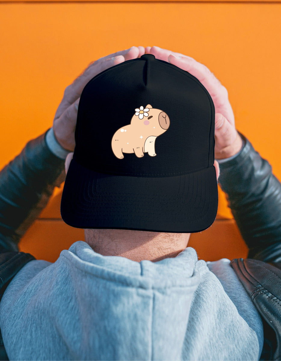Gorra Negra Tipo Baseball – Capibara con Flor | Accesorios Unisex