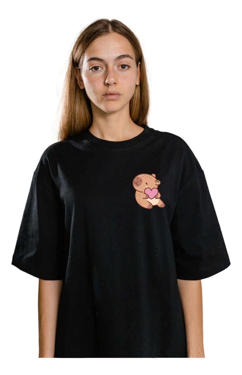 Playera Negra Mujer – Capibara con Corazón | Minimalismo Urbano