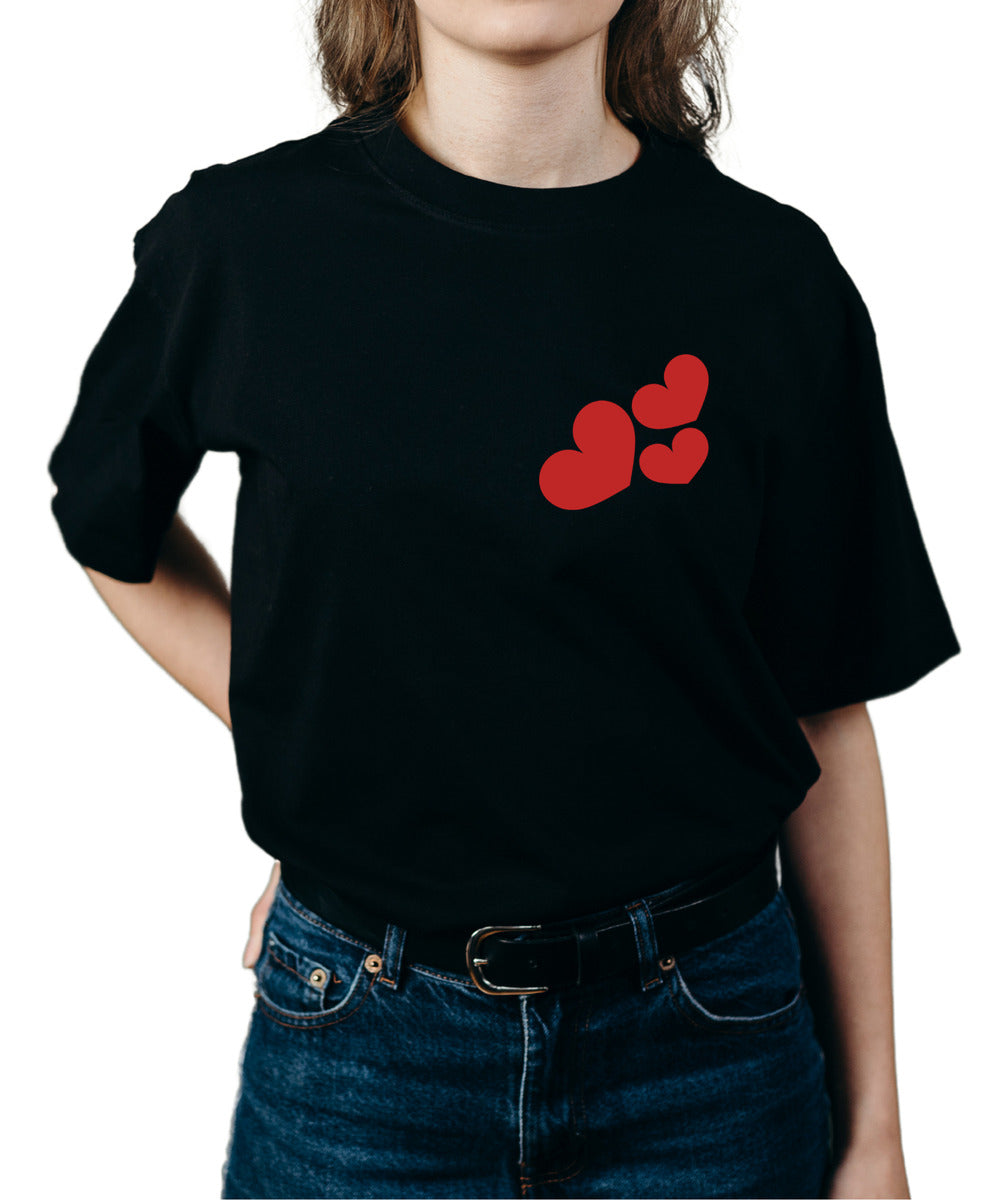Playera Negra Mujer – Tres Corazones | Diseño Minimalista de Amor | Minimalismo Urbano
