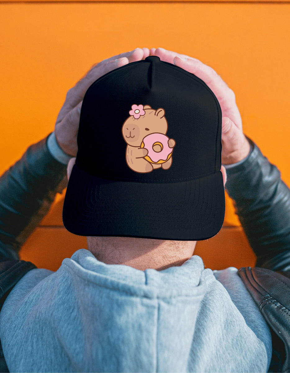 Gorra Negra Tipo Baseball – Capibara con Dona | Accesorios Unisex